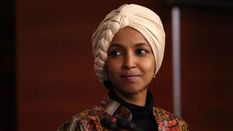 Allanaron la casa de Ilhan Omar en una investigación federal por fraude migratorio