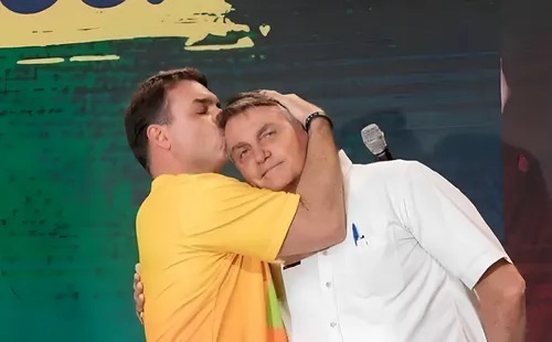 Flávio Bolsonaro visita a su padre en Brasilia tras vencer la prohibición judicial de 90 días