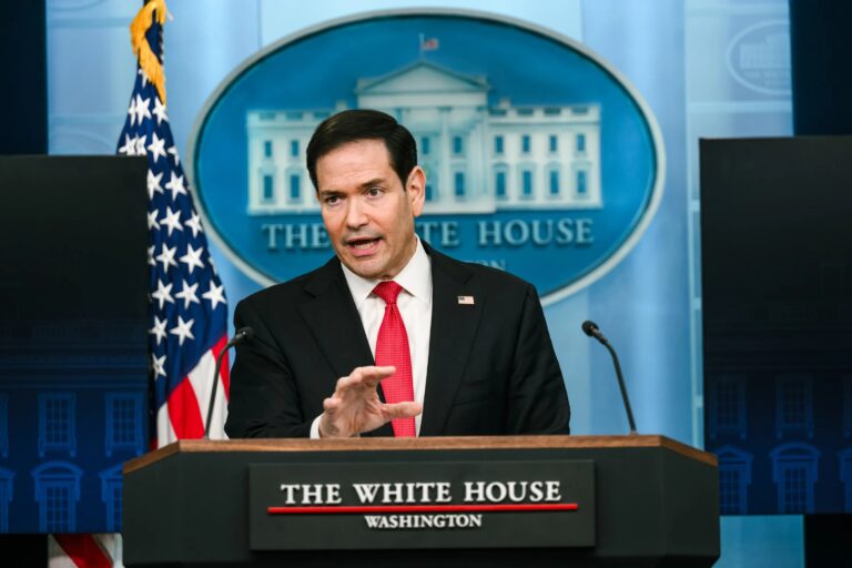 Marco Rubio condena el ataque hutí contra Arabia Saudita que dejó 12 muertos, entre ellos un estadounidense